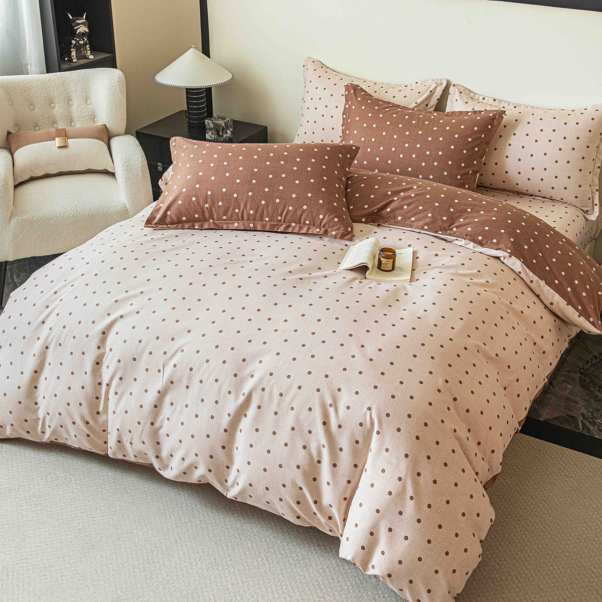 Спално бельо с ластик -крем и кафяво с точки